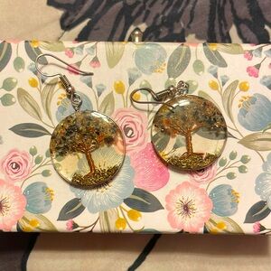 Wired tree earrings made from resin.